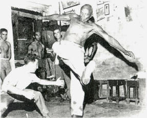 Mestre Bimba aplicando um golpe na sua academia