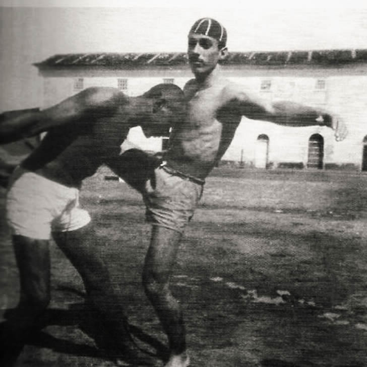 Mestre Bimba aplicando uma cabeçada