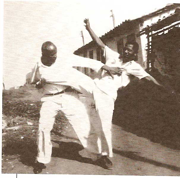 Mestre Bimba aplicando uma vingativa