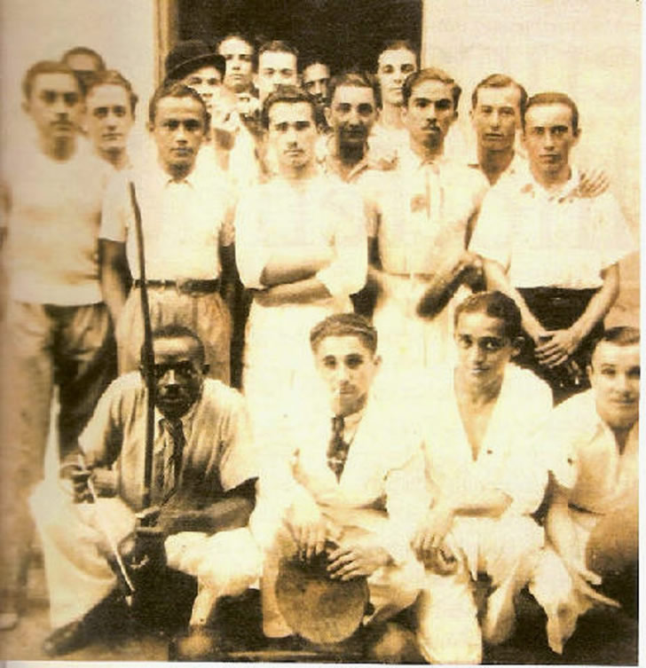 Mestre Bimba com alunos
