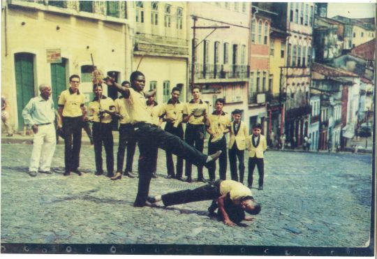 Mestre Pastinha com alunos no Largo do Pelourinho