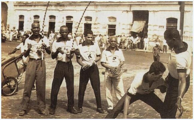 Mestre Pastinha com Camafeu de Oxossi, Gato Preto, Roberto Satanás, Gildo Alfinete e João Grande no Mercado Modelo