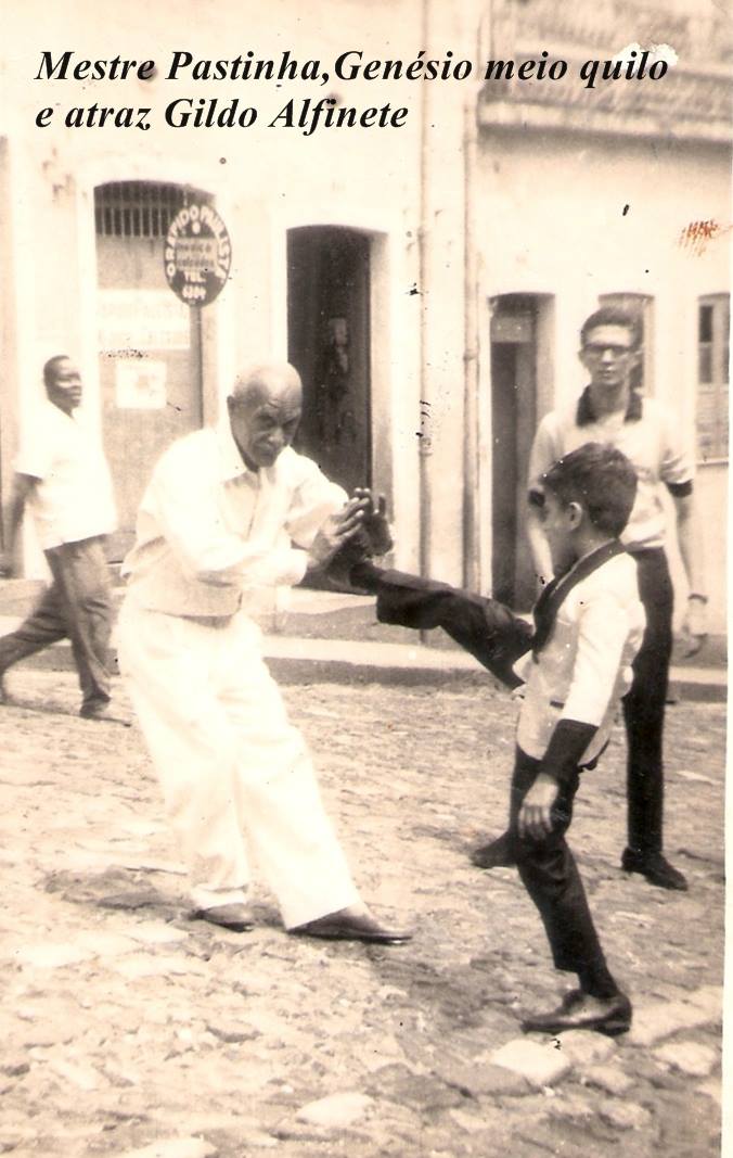 Mestre Pastinha com Meio Kilo, Gildo Alfinete no Largo do Pelourinho