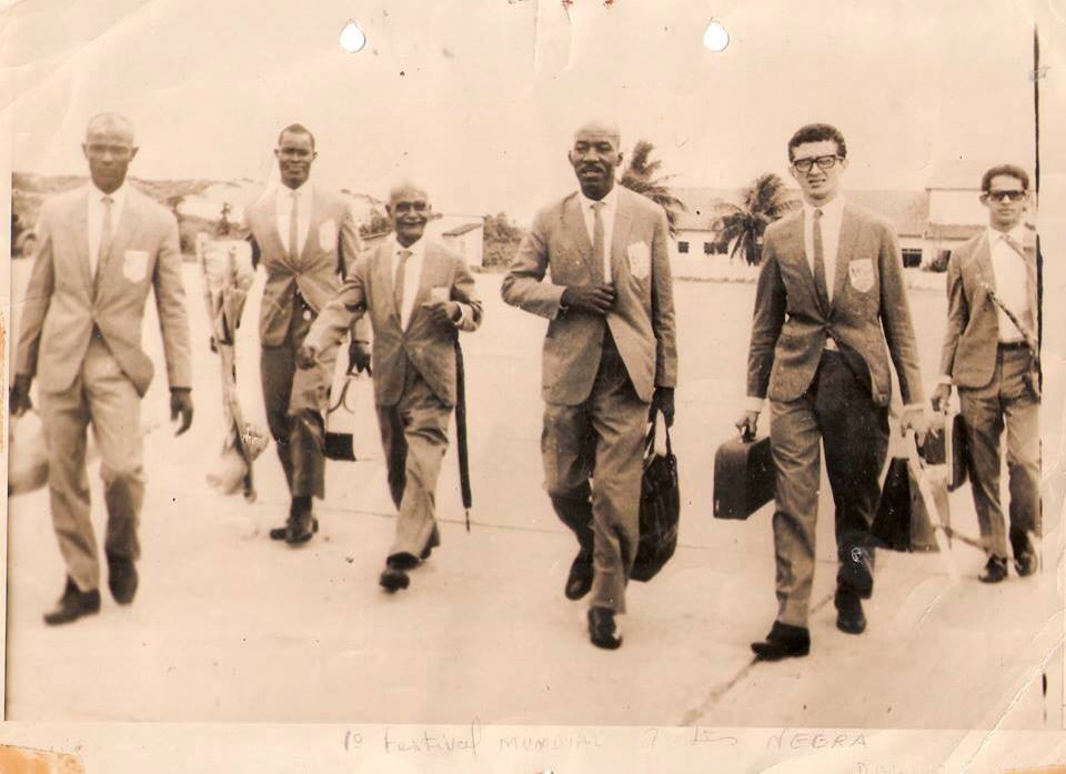 Mestre Pastinha indo para o Dakar com os alunos em 1966