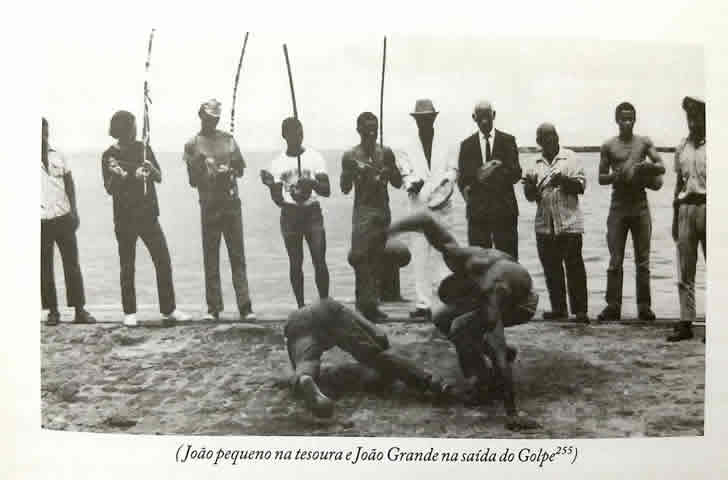 Mestre João Pequeno e João Grande no documentário Dança de Guerra 2