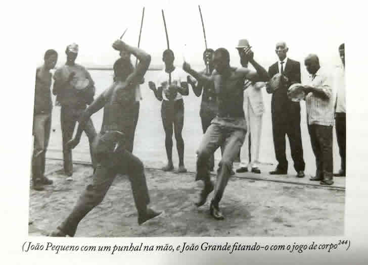 Mestre João Pequeno e João Grande no documentário Dança de Guerra