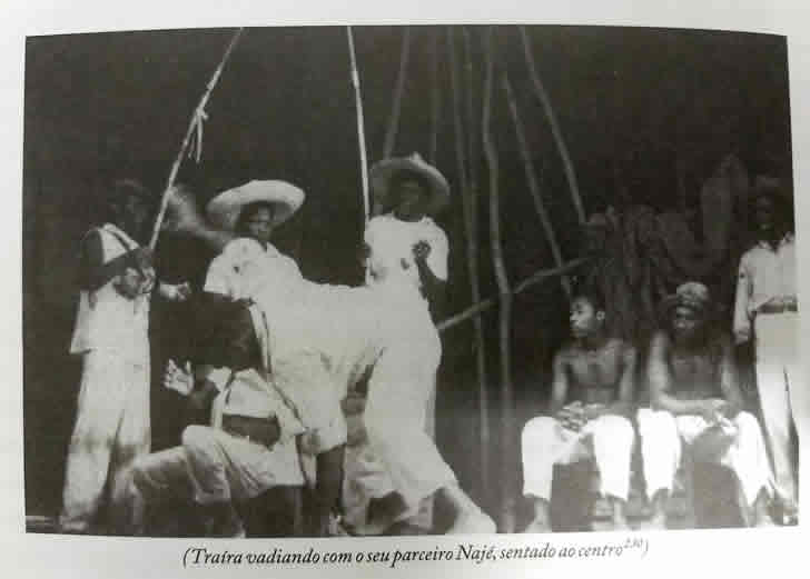 Traíra jogando com Najé no filme Vadiação