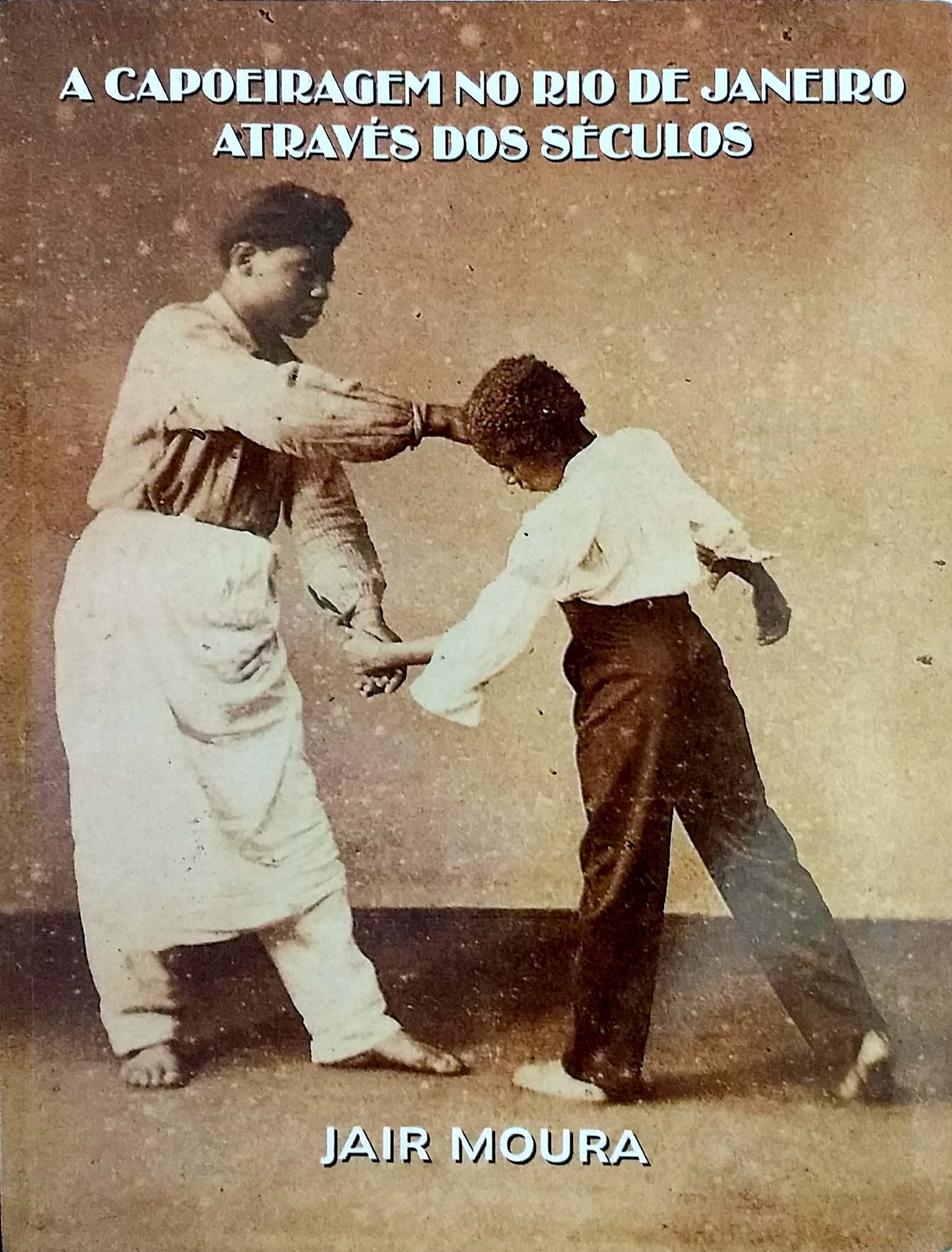Mulher ensinando capoeira - Jair Moura