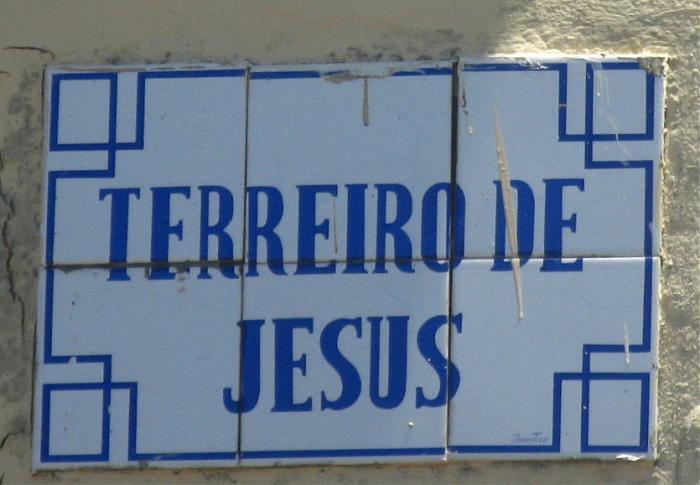 Azulejo com indicação do Terreiro de Jesus